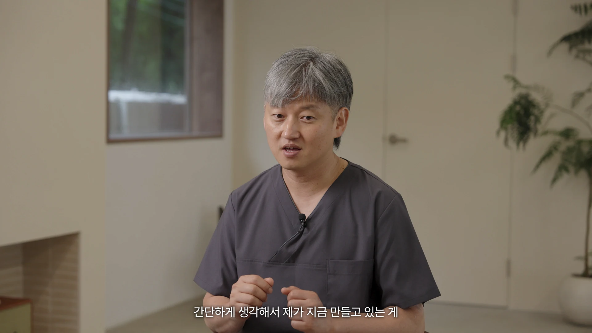 앉아서 손짓과 함께 제작에 대한 생각을 설명하는 김병희 기공실장